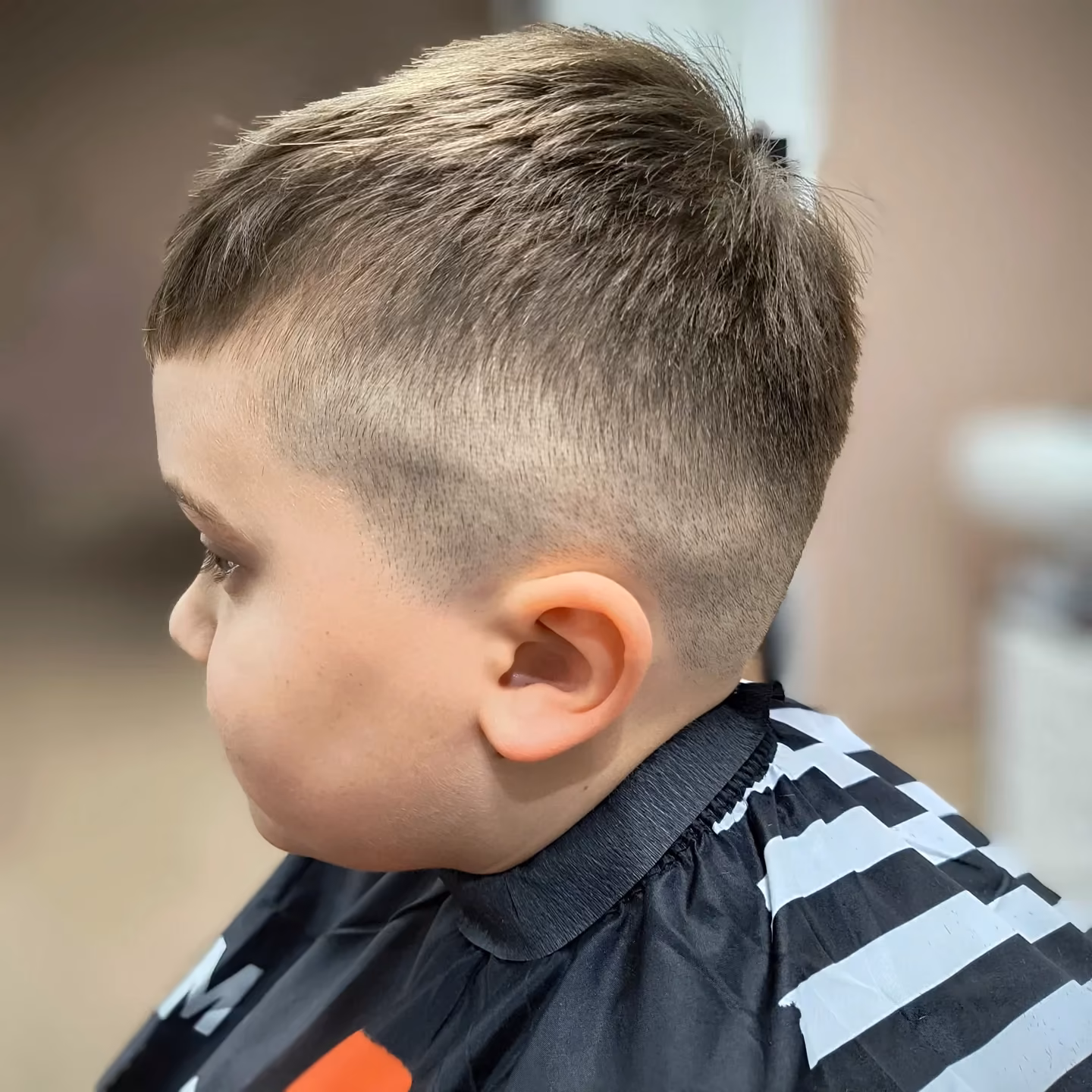 Realizacja strzyżenia męskiego przez Emilię w Dębicy